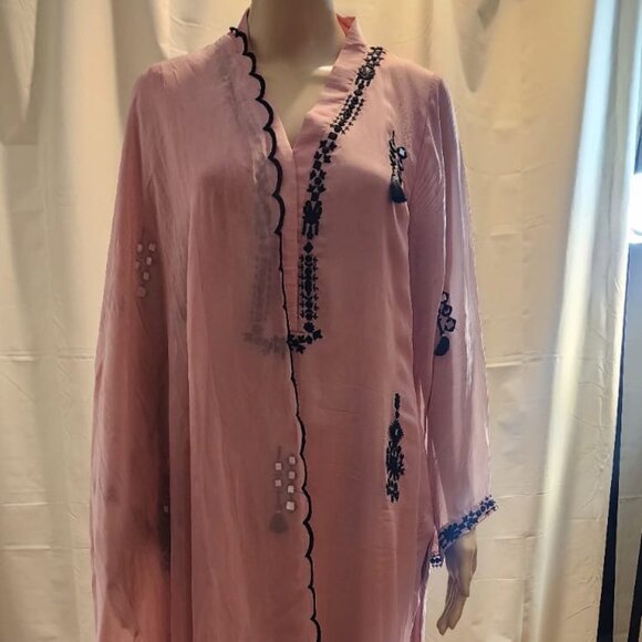 Rose Pink Kurta set / Suit with black embroidery - Picture 4 of 9